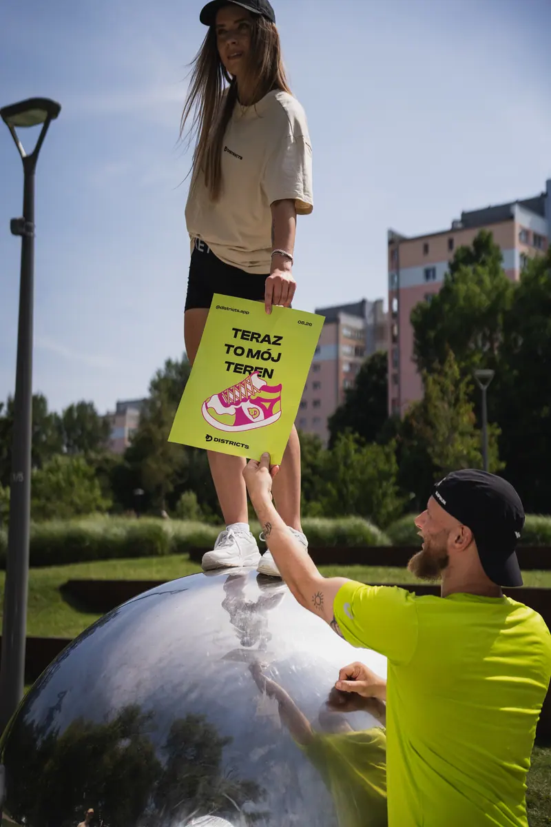 Zawodniczka na lustrzanej kuli podaje plakat Teraz to mój teren